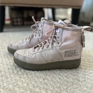 Nike Air Force 1 Urban Utility. pink